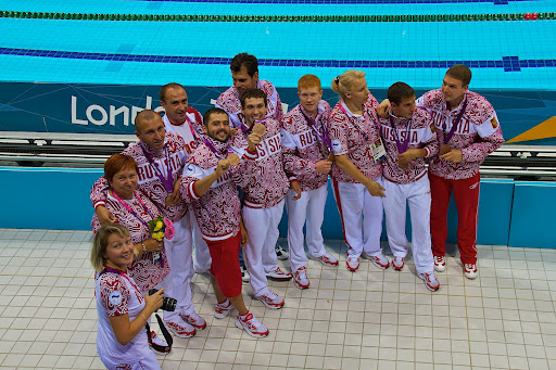 Российская мужская эстафетная команда (4х100 м, вольный стиль) с тренерами и помощниками